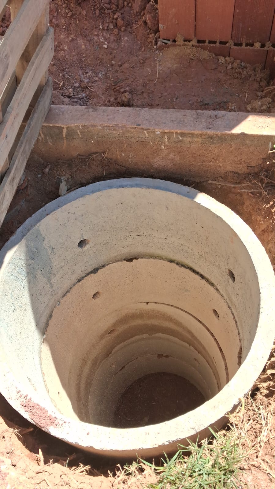 Poço de fundação com anéis de concreto executado pela G&V Construções em Brasília-DF